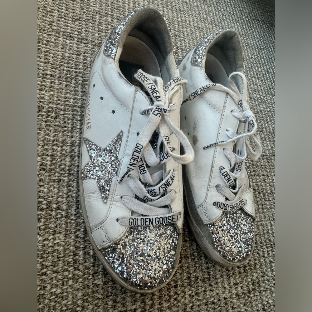 Super star golden goose sneakers. Very versatile. Perfect for every ocassion